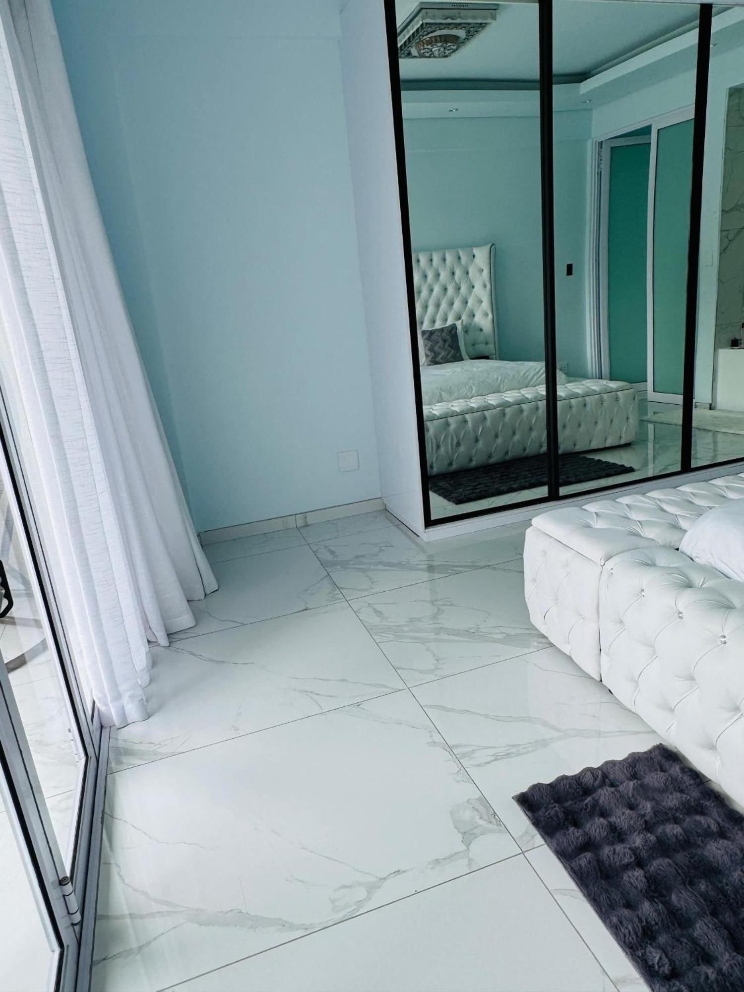Sandton Atherstone Luxury Apartment *