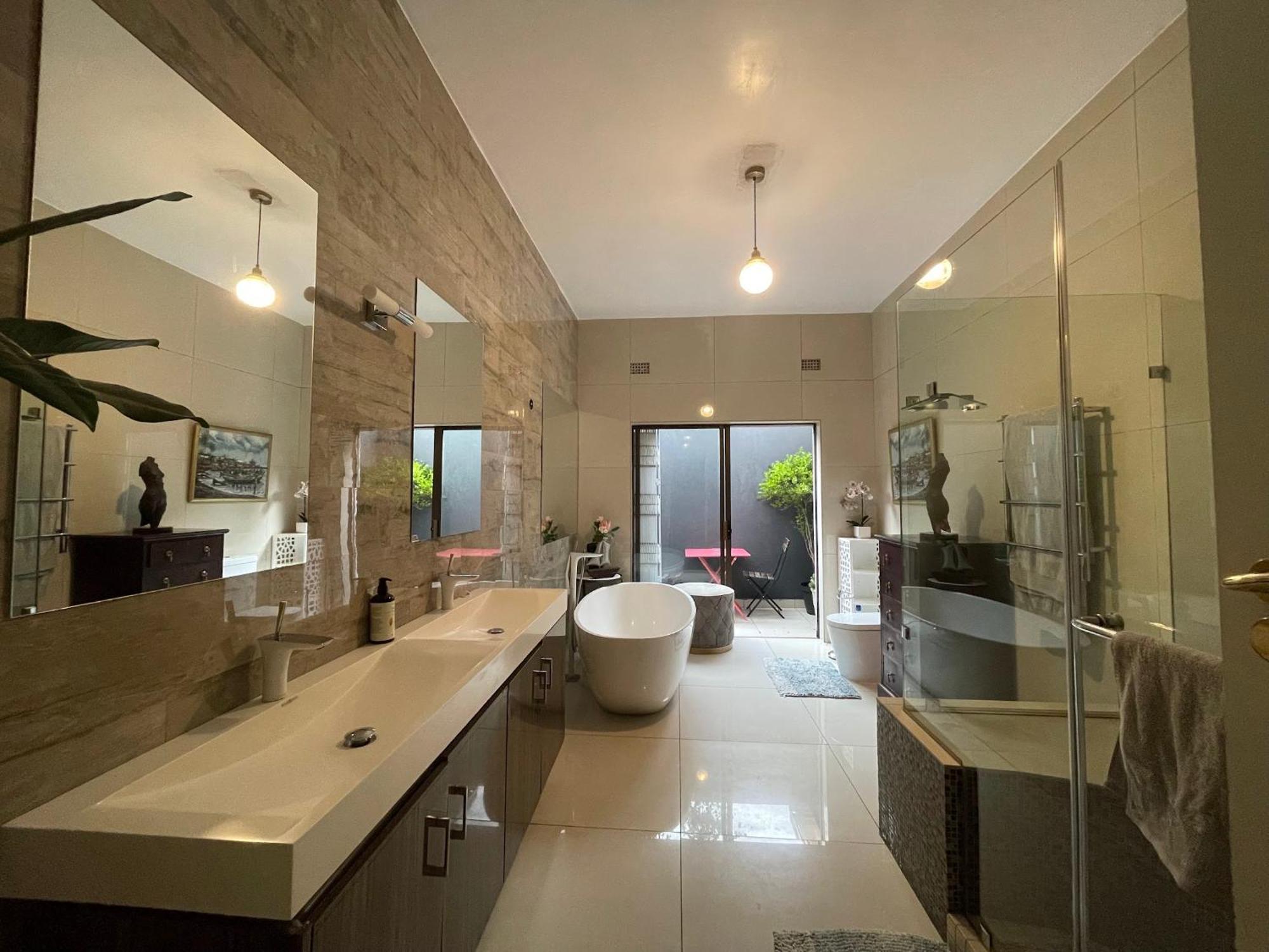 The Ridgeback, 4 Bedroom House Bryanston Holiday home *