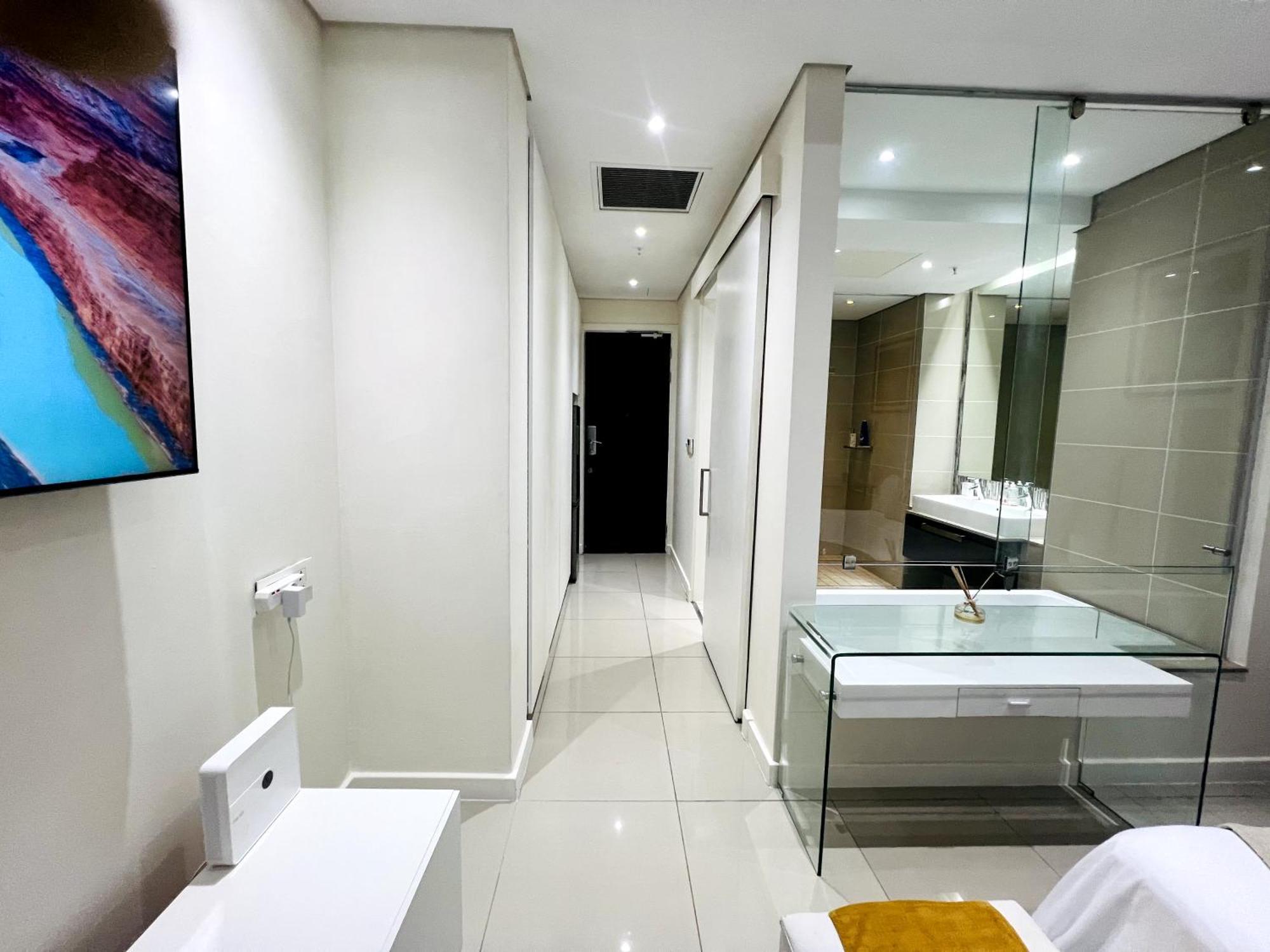 Apartamento New Revamped Luxury Suite In Sandton City Joanesburgo