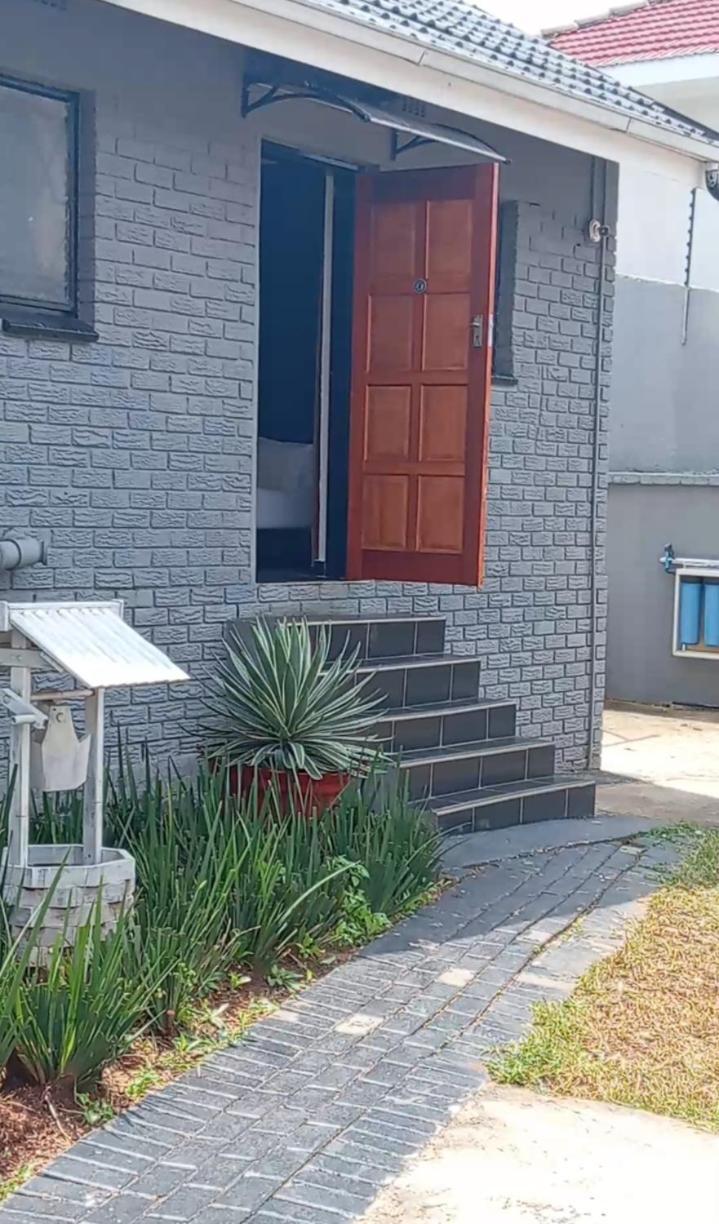 Evelyn Place * Johannesburg