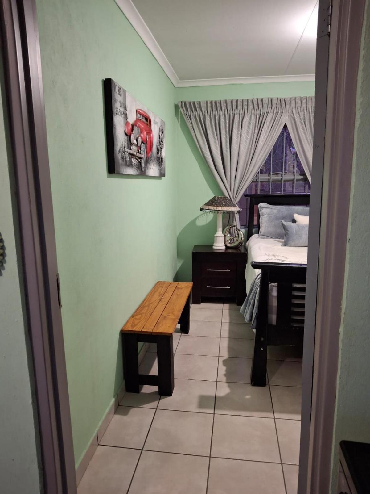 Theza's Palace Guest house *