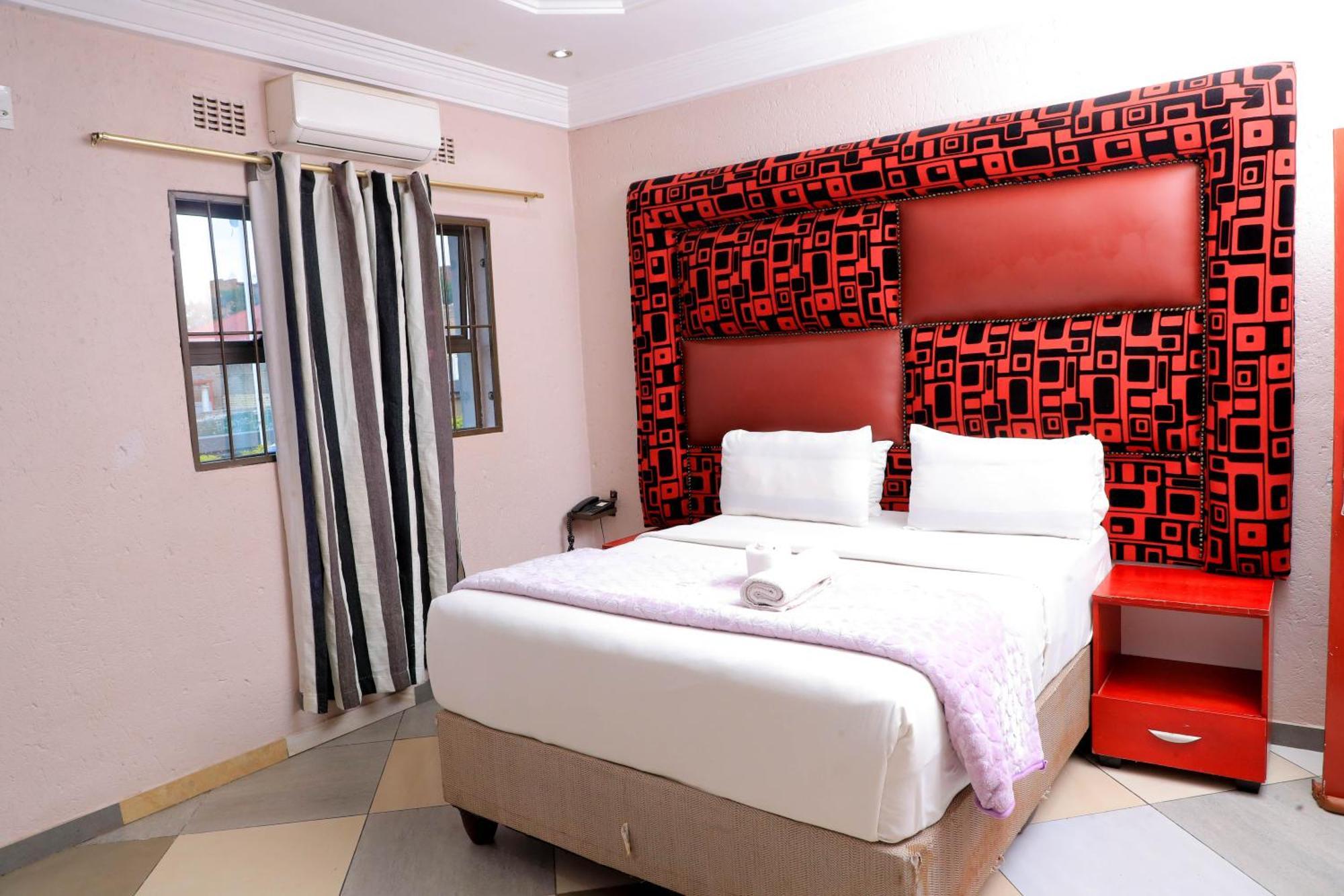 Khách sạn Yeoville 4*