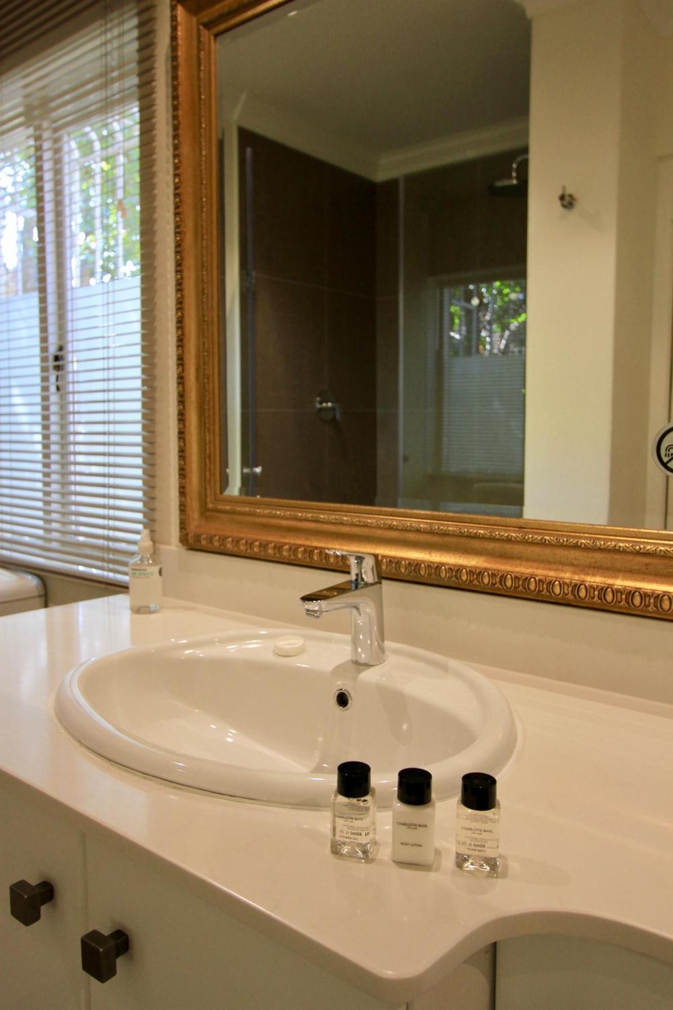 Melrose Place Boutique 4*