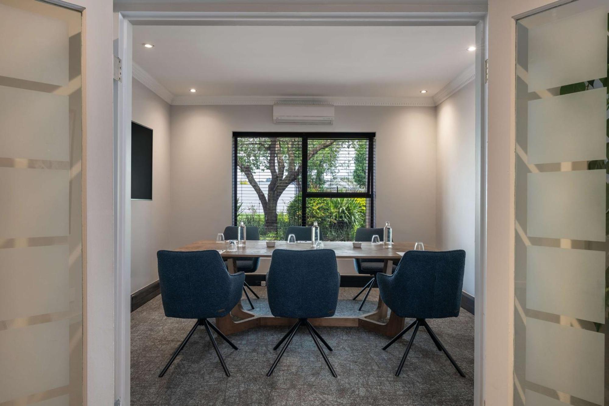 Hotel Radisson And Convention Centre Or Tambo Airport 2*