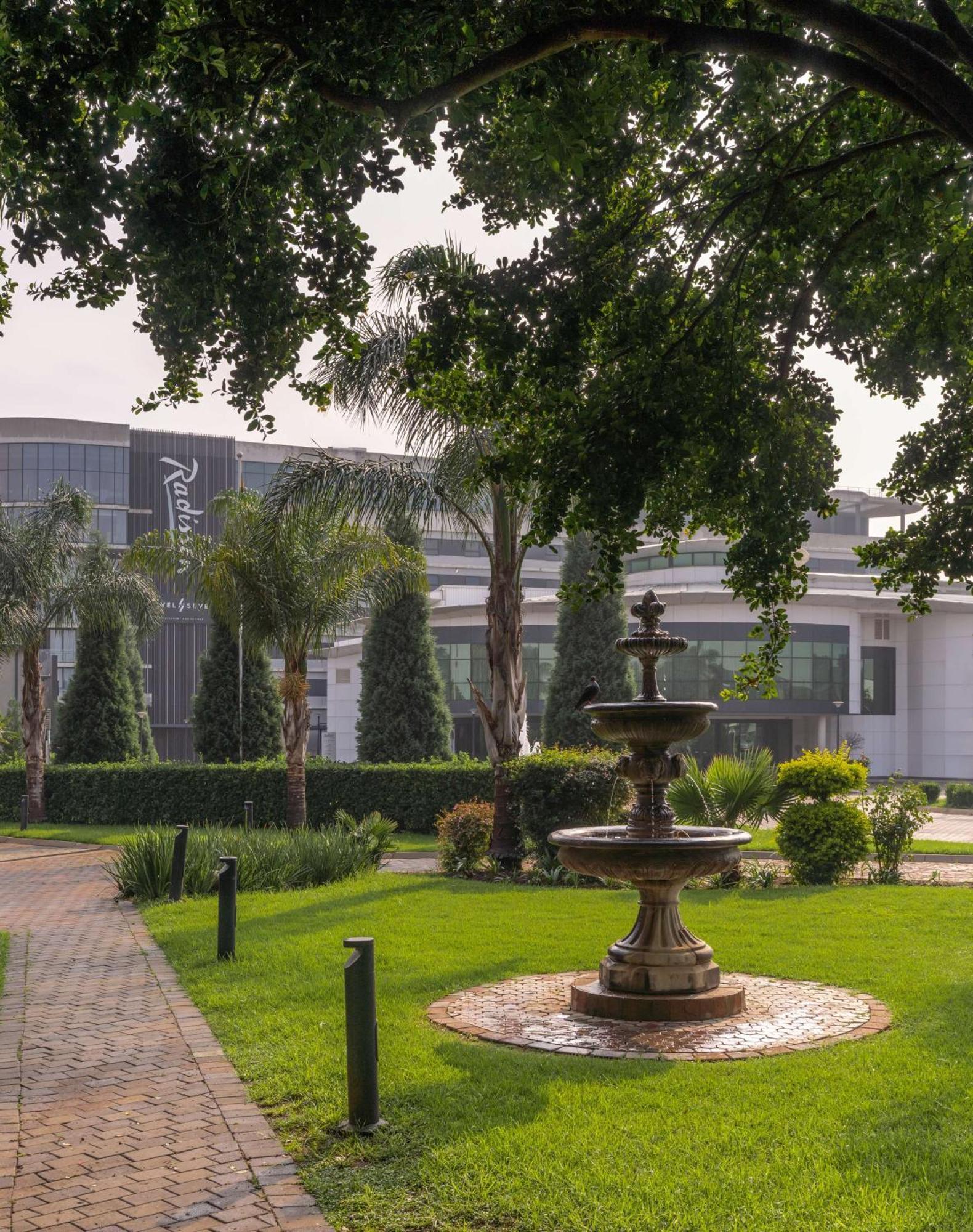 Radisson And Convention Centre Or Tambo Airport 2*