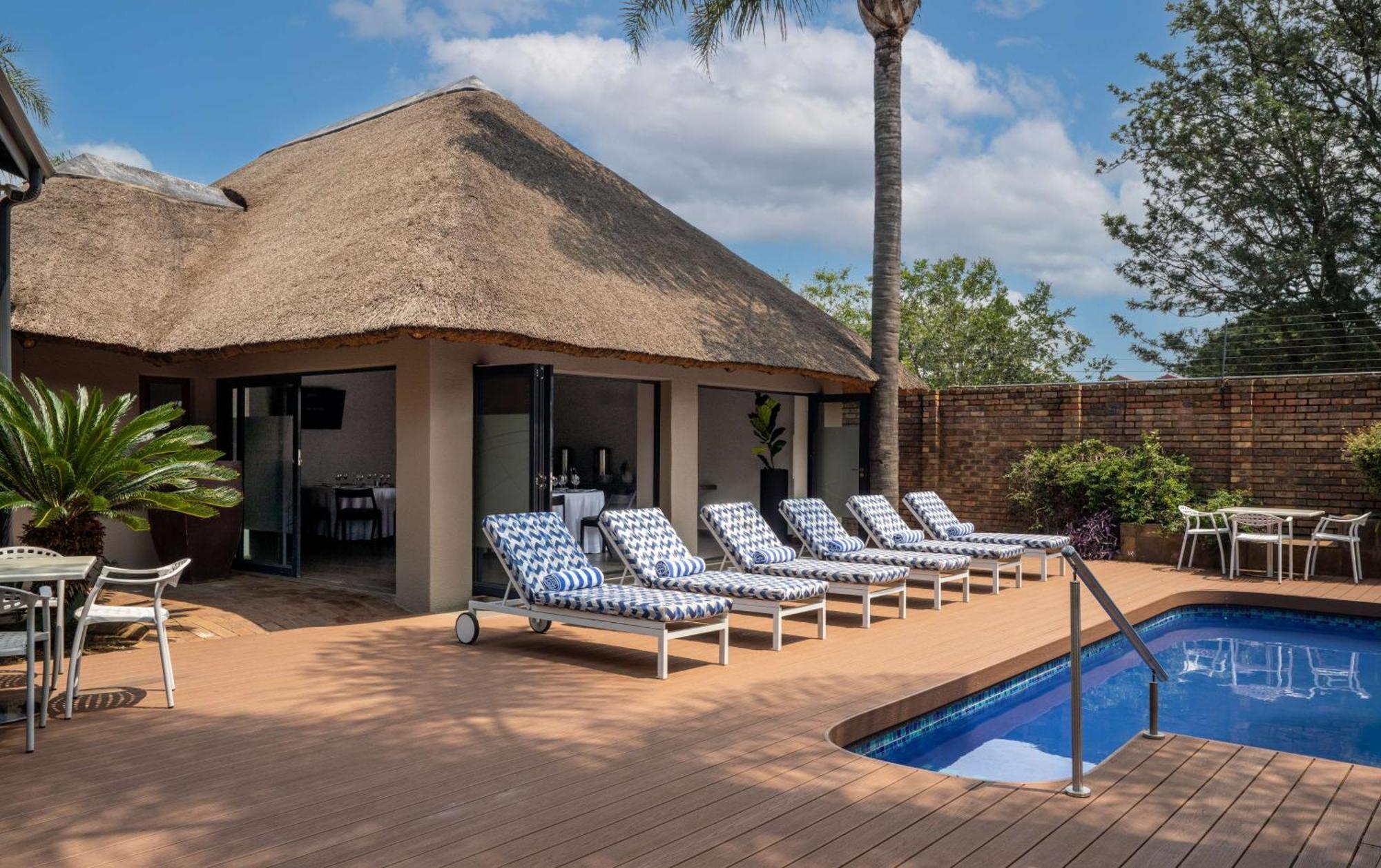 Radisson And Convention Centre Or Tambo Airport Hotel 2*