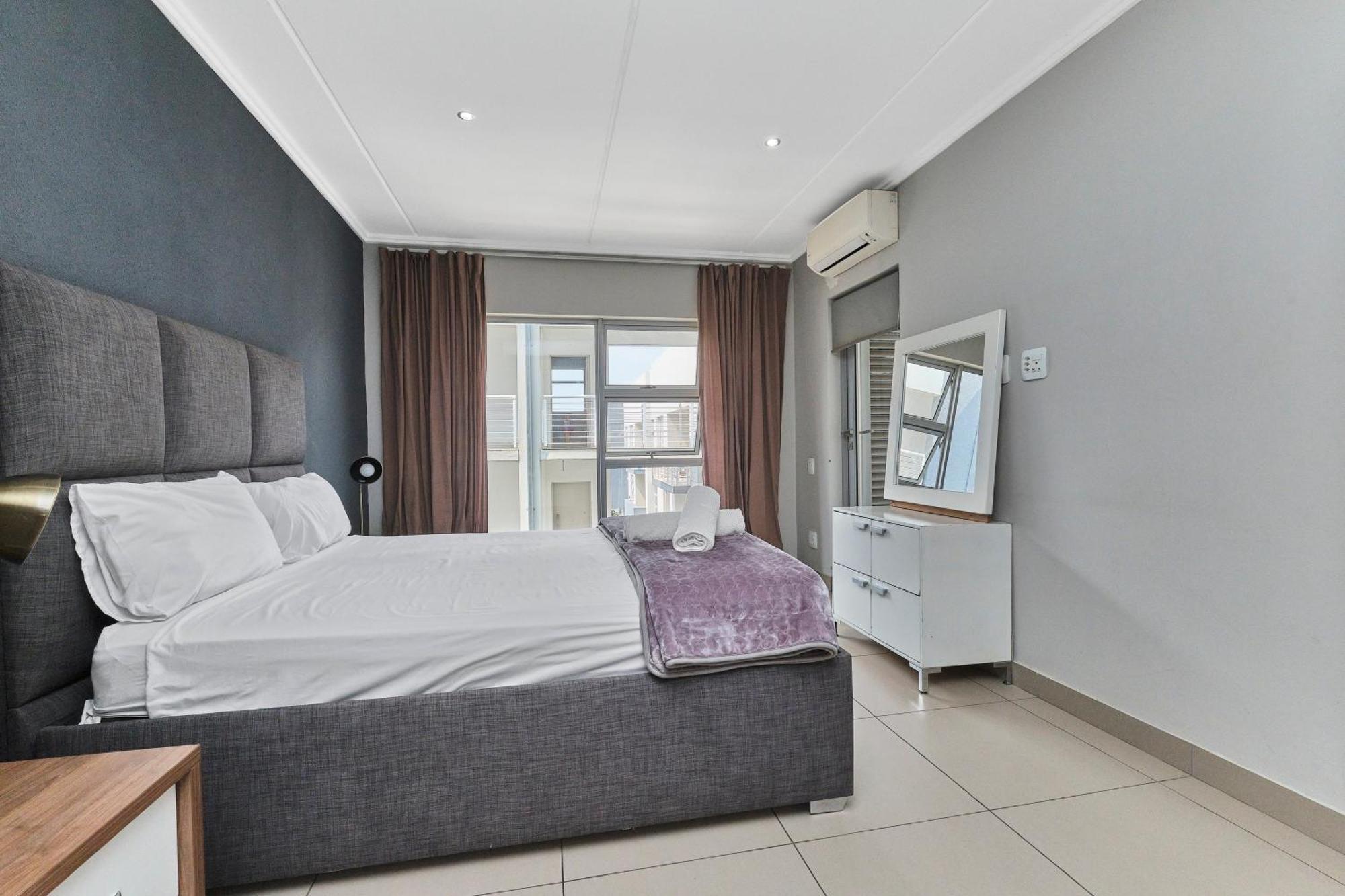 Spacious 2-bed 2-bath In Sandton With Wifi - Gym & Pool * Johannesburg