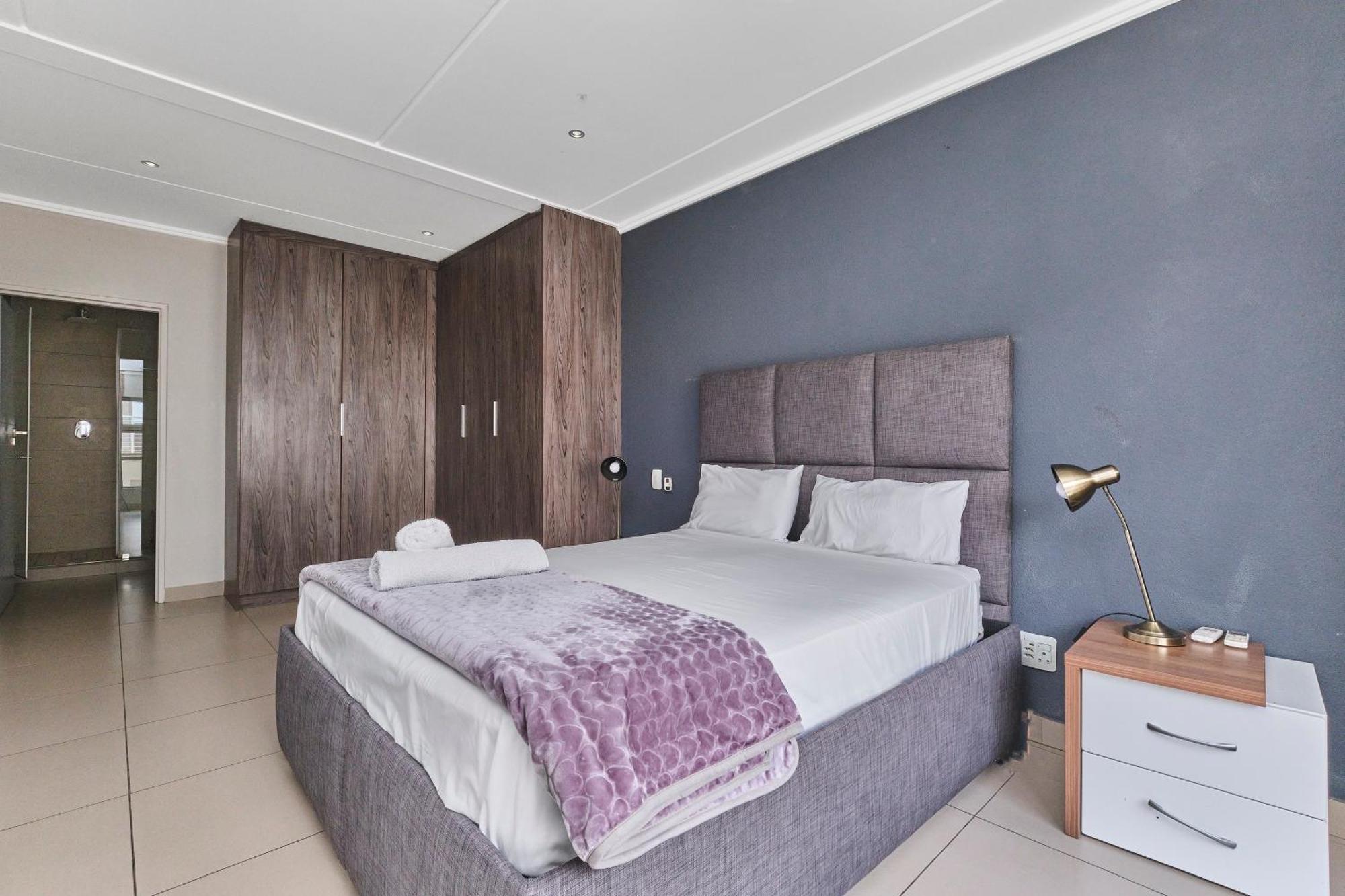 Apartamento Spacious 2-bed 2-bath In Sandton With Wifi - Gym & Pool