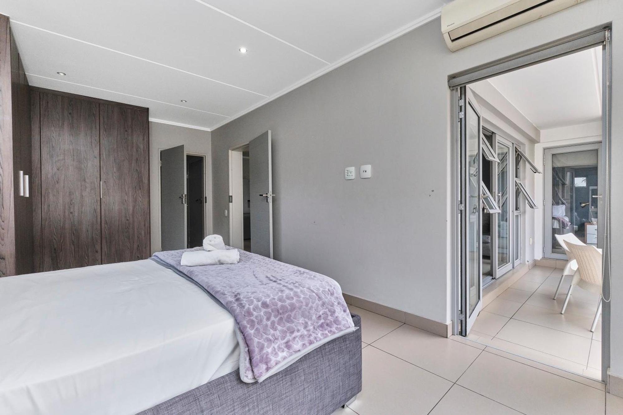 Apartamento Spacious 2-bed 2-bath In Sandton With Wifi - Gym & Pool