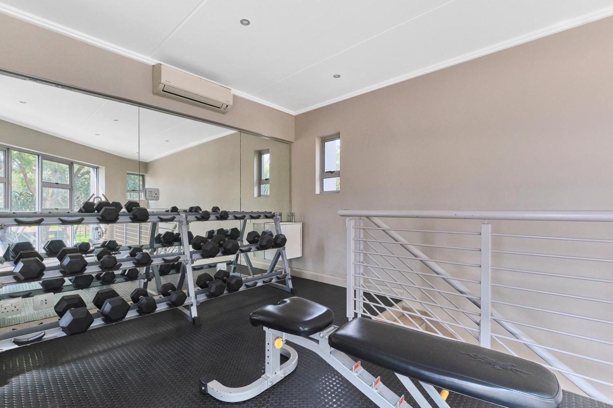 Spacious 2-bed 2-bath In Sandton With Wifi - Gym & Pool *
