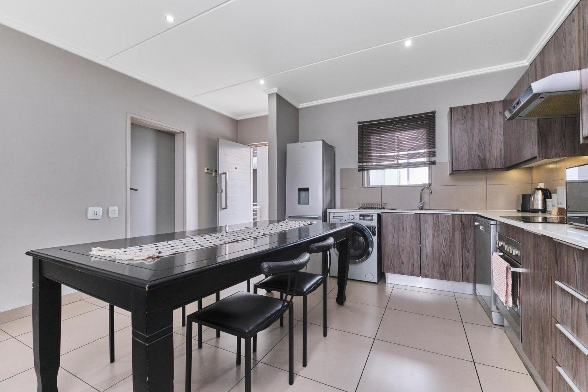 Spacious 2-bed 2-bath In Sandton With Wifi - Gym & Pool * Johannesburg