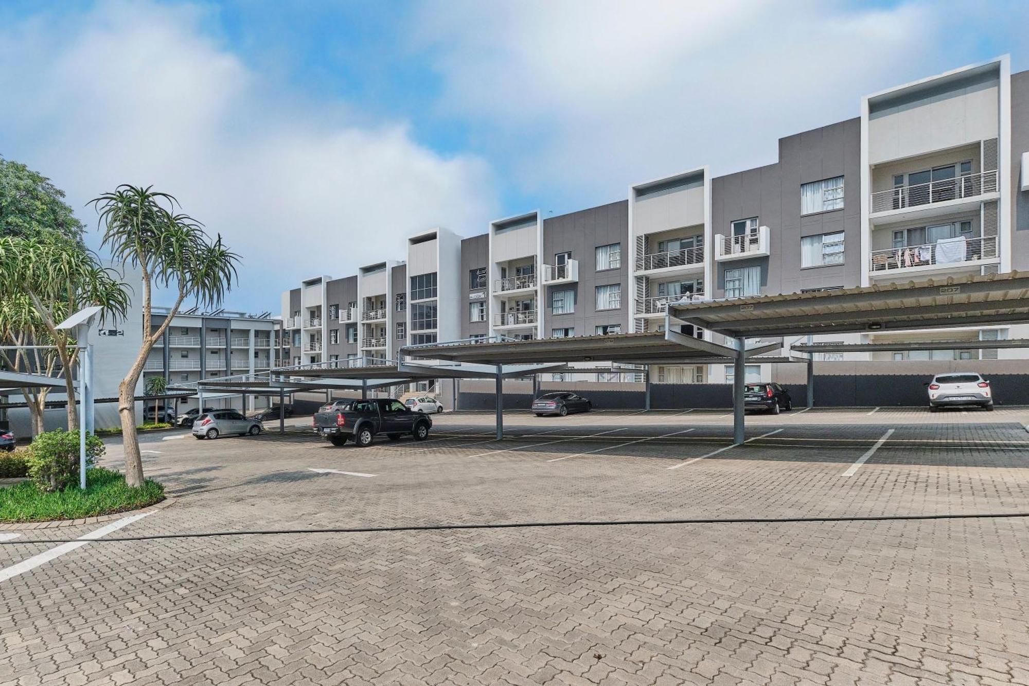 Căn hộ Spacious 2-bed 2-bath In Sandton With Wifi - Gym & Pool