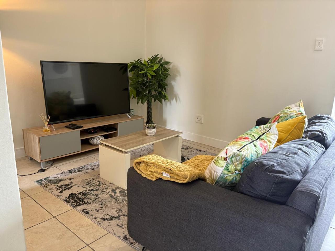 Bed & Breakfast The Cube Sandton *