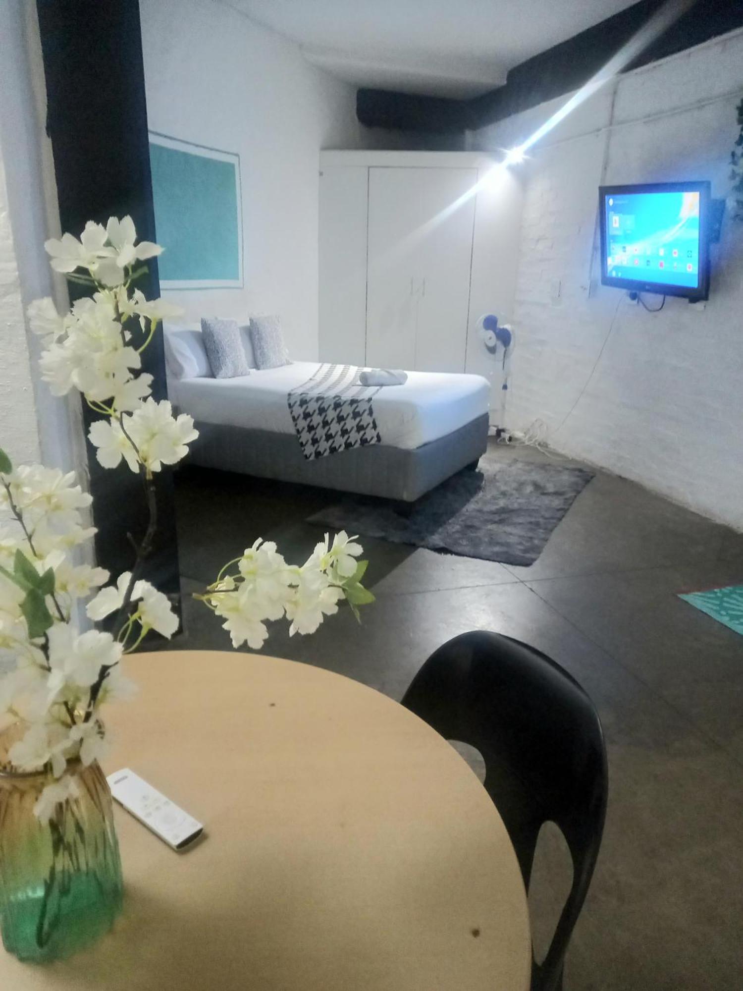 Chic Urban Maboneng Getaway, Free Wi-fi * Johannesburg