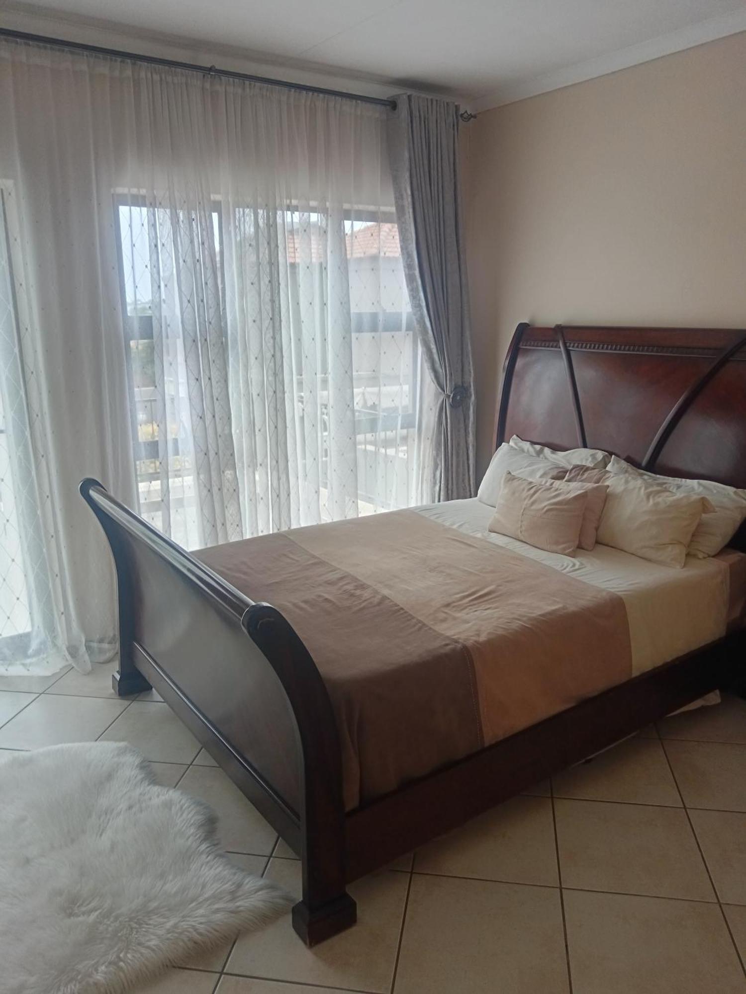 Upstairs Private Bedroom With Balcony In Ormonde *