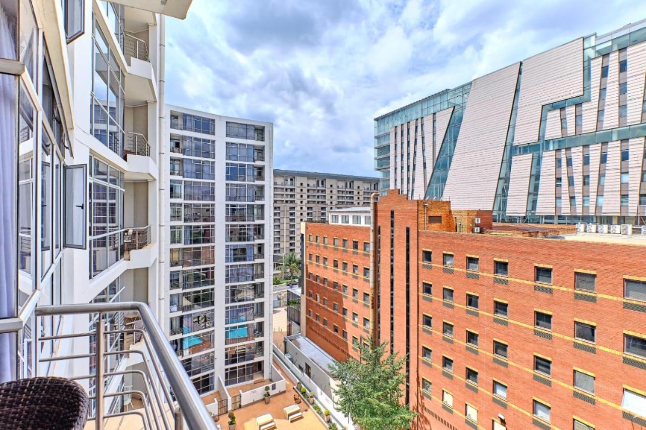 Sandton Serviced Apartments@hydro Apartment
