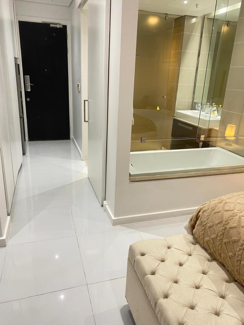 New Revamped Luxury Suite In Sandton City Apartamento Joanesburgo