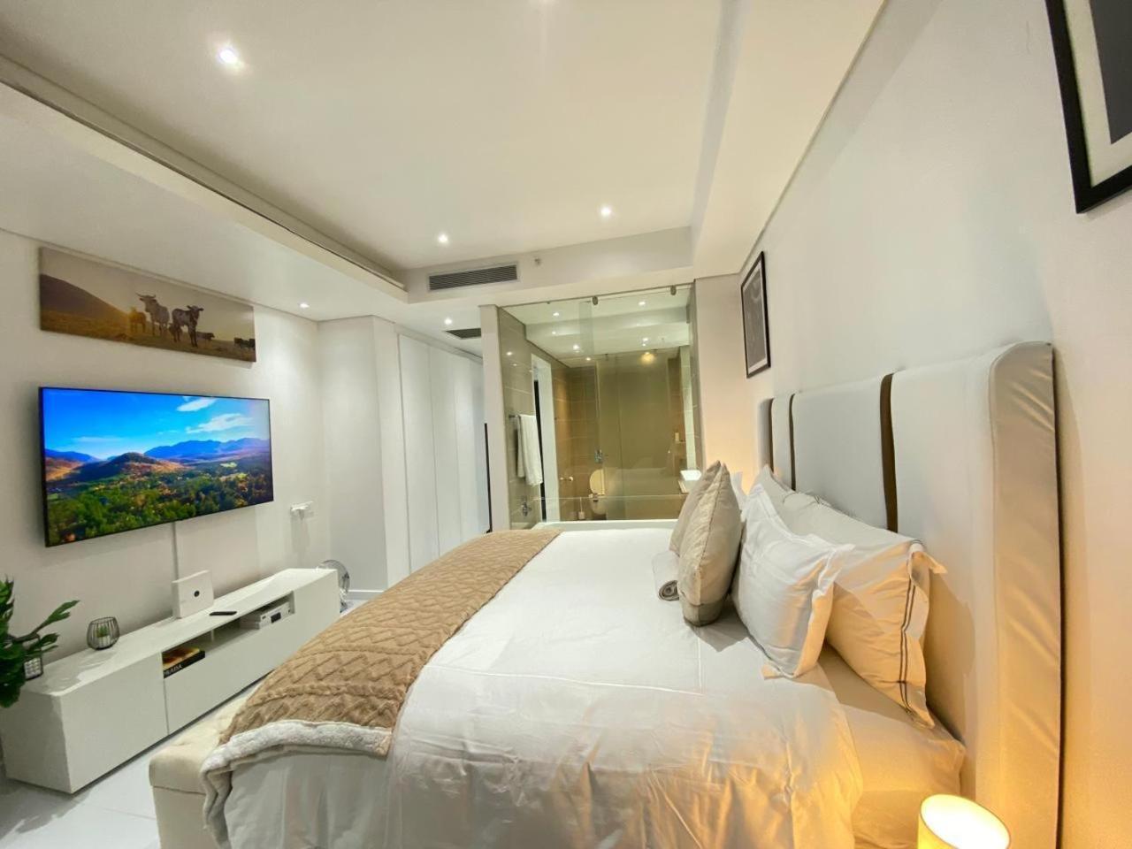 Apartamento New Revamped Luxury Suite In Sandton City Joanesburgo