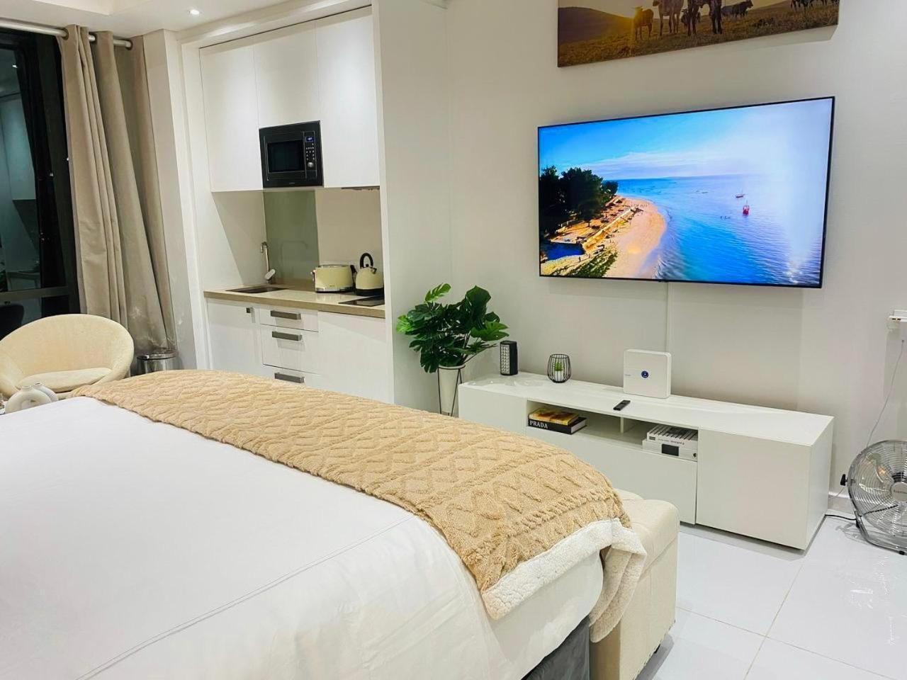 New Revamped Luxury Suite In Sandton City *