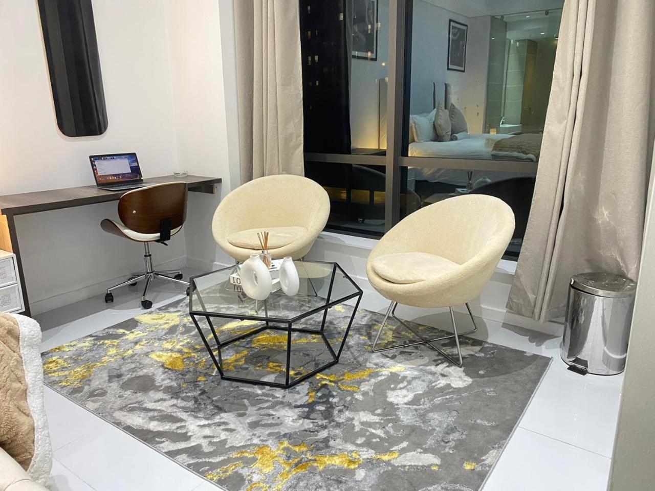 Apartamento New Revamped Luxury Suite In Sandton City Joanesburgo