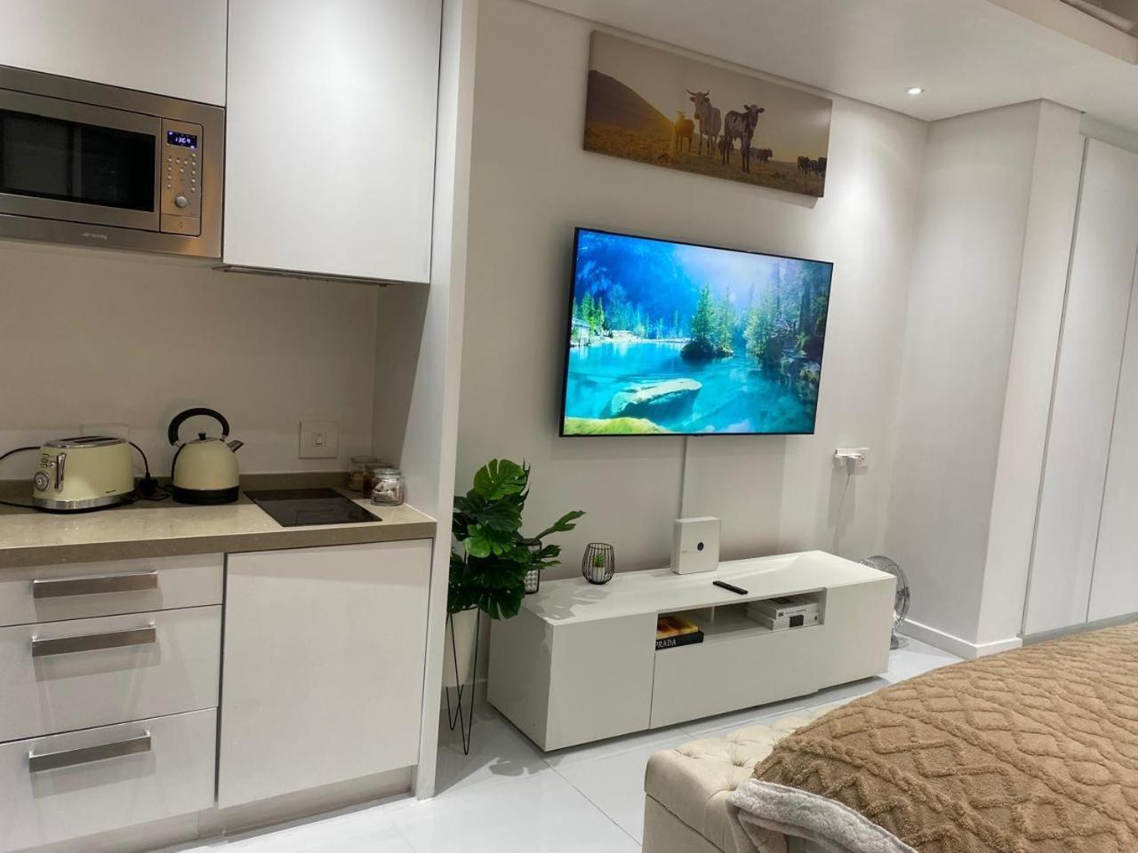 New Revamped Luxury Suite In Sandton City *