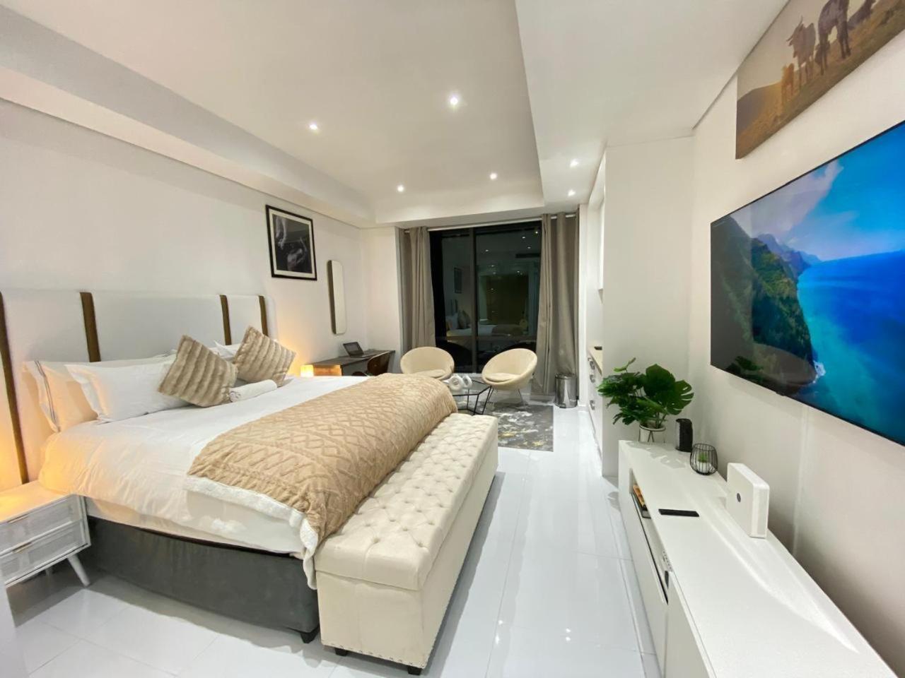New Revamped Luxury Suite In Sandton City *