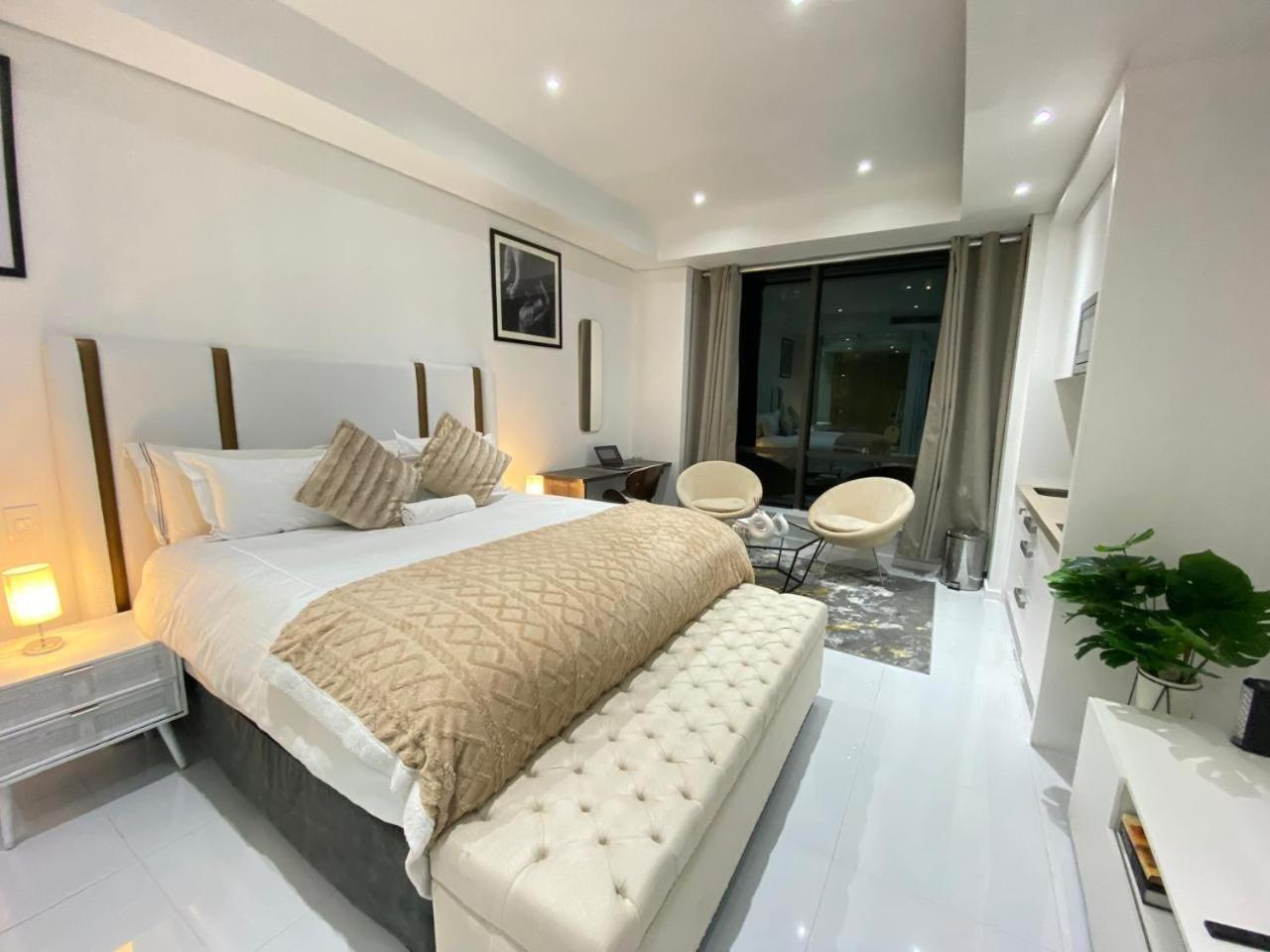 Apartamento New Revamped Luxury Suite In Sandton City Joanesburgo