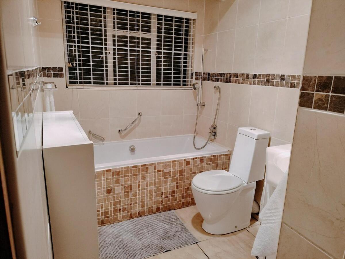 Large Family Home-neighboring Northcliff And Greymont * Joanesburgo