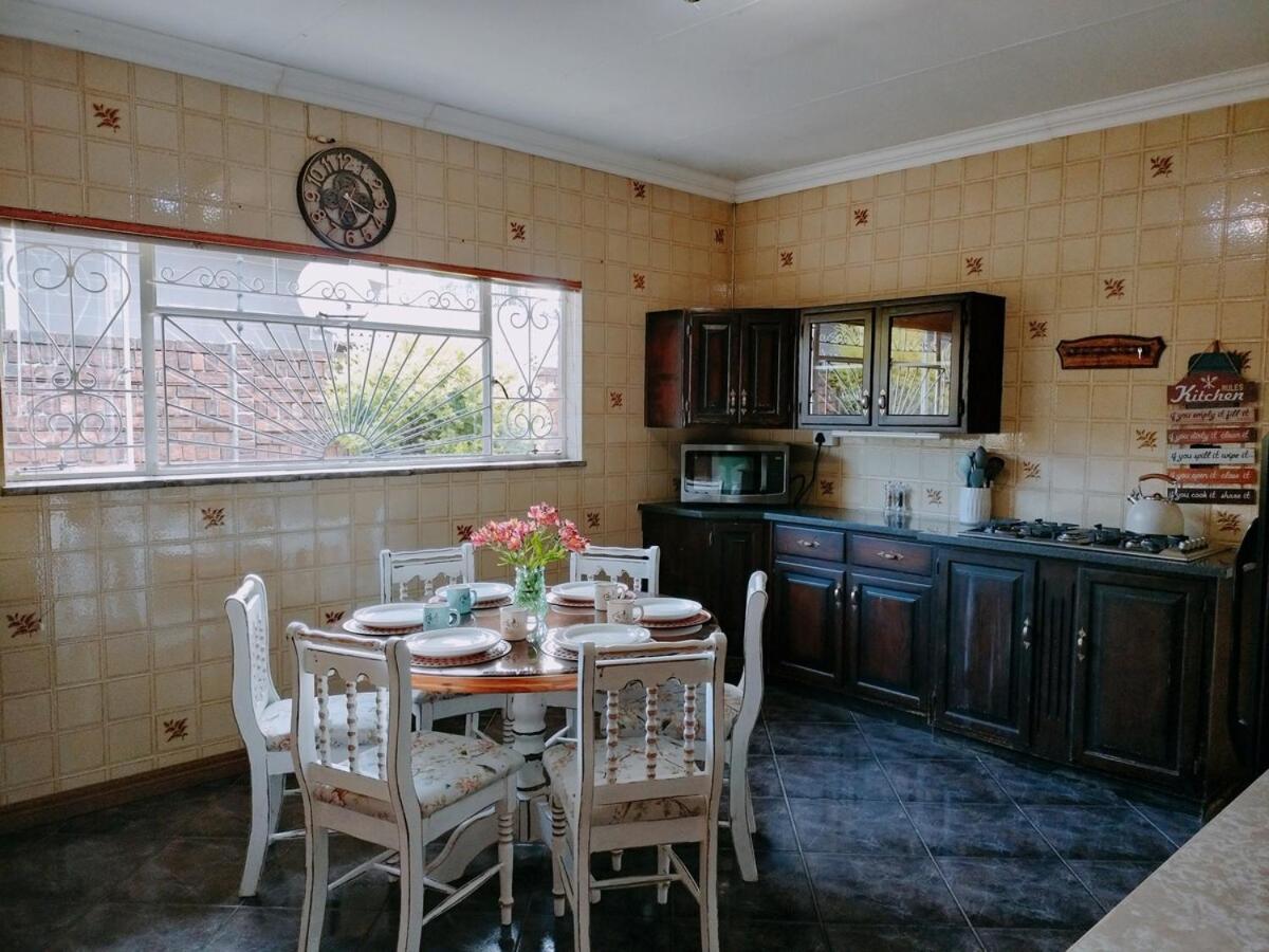 Large Family Home-neighboring Northcliff And Greymont * Joanesburgo