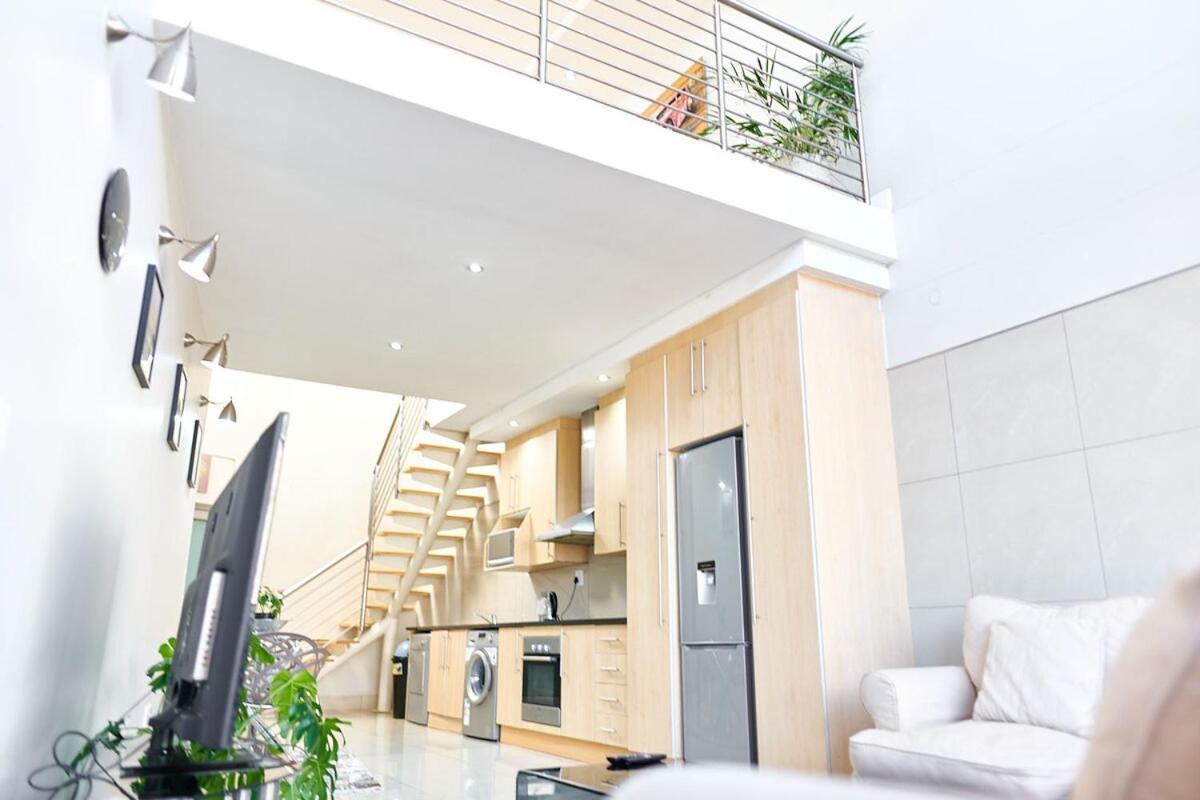 Prestige Penthouse In Sandton Apartment