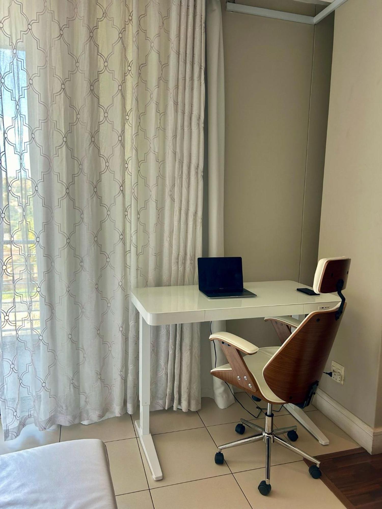 Apartamento Executive 2-bedroom Luxury In Bedford Centre Mall Joanesburgo