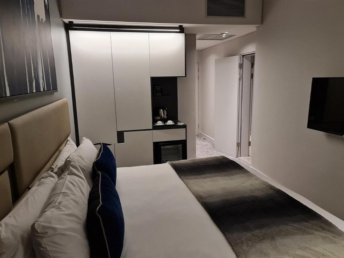Luxury 2 Bedroom-capital In Sandton Apartment *