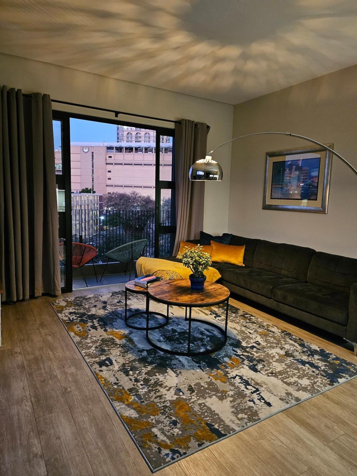 Apartment Chic With Panoramic Sandton Views *