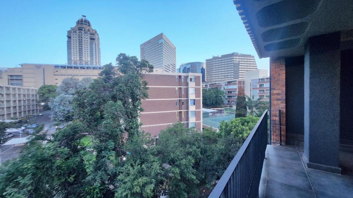 The Lineal In Heart Of Sandton With Backup Water And Power Apartment *