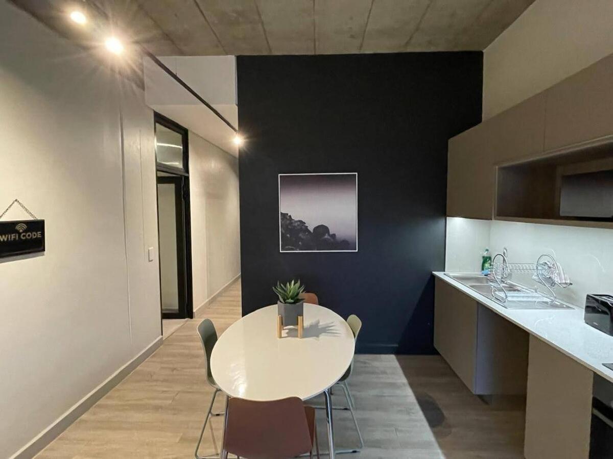 Apartment The Lineal In Heart Of Sandton With Backup Water And Power