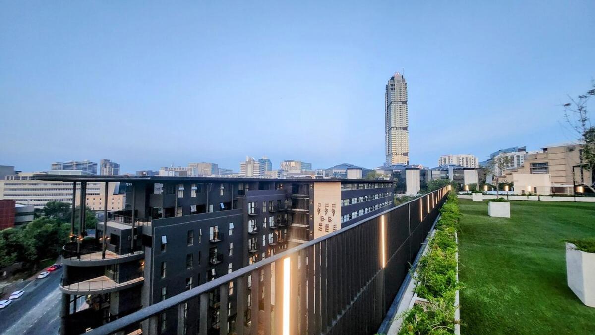 The Lineal In Heart Of Sandton With Backup Water And Power Apartment *