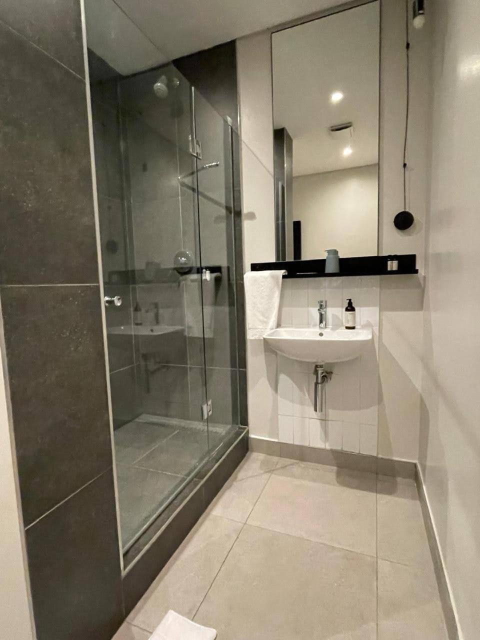 Apartment The Lineal In Heart Of Sandton With Backup Water And Power Johannesburg