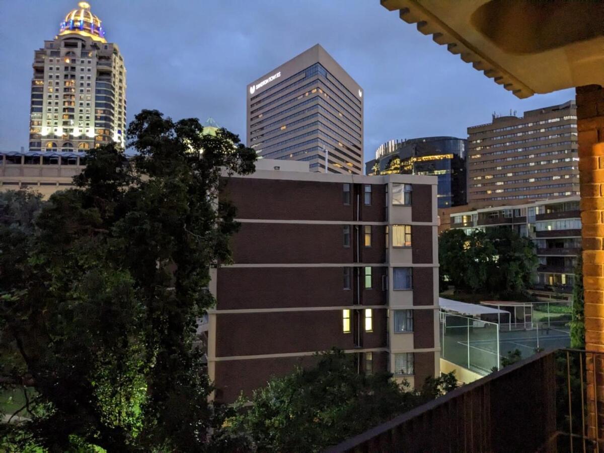 Apartment The Lineal In Heart Of Sandton With Backup Water And Power