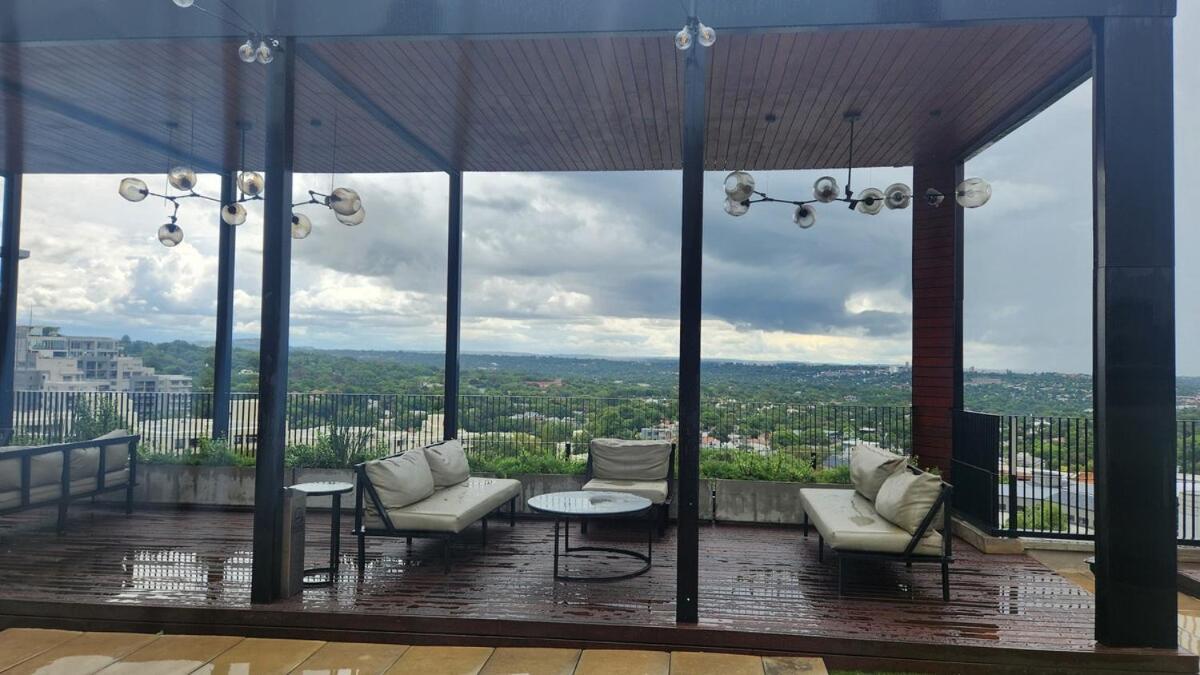 Apartment The Lineal In Heart Of Sandton With Backup Water And Power