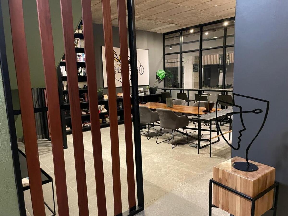 Apartment The Lineal In Heart Of Sandton With Backup Water And Power *