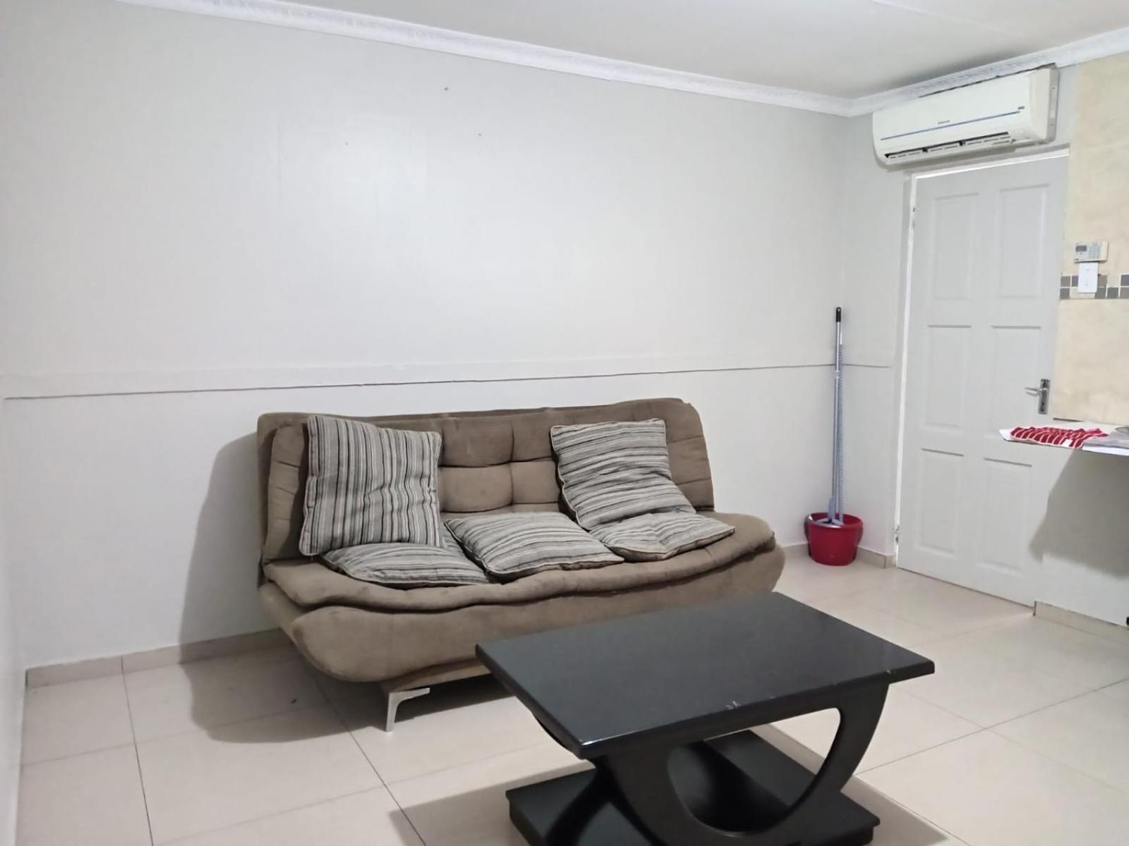 Gold Crown Room And Parlour Self-Catering Apartment With Balcony, Netflix & Youtube