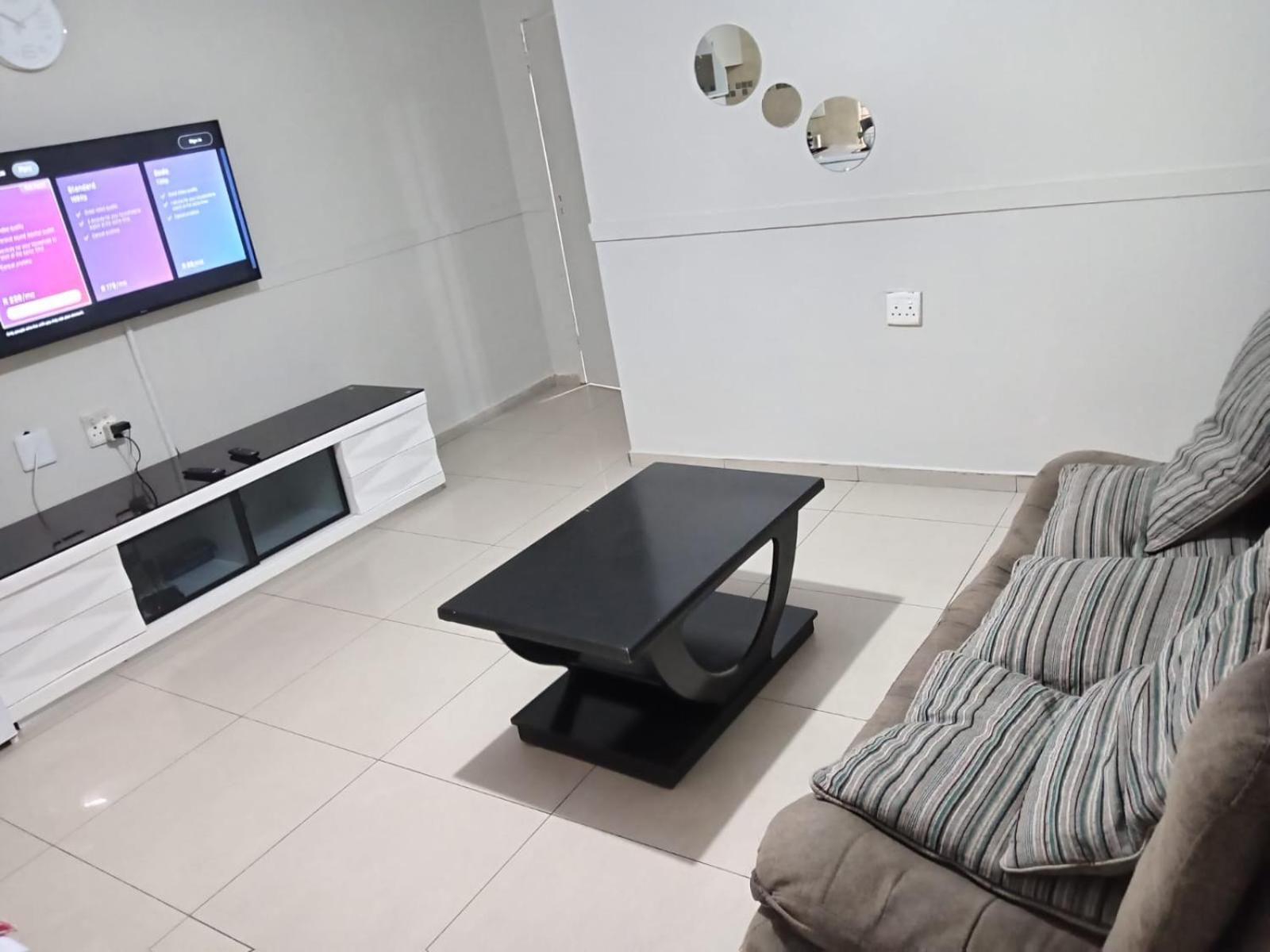 Gold Crown Room And Parlour Self-Catering Apartment With Balcony, Netflix & Youtube Aparthotel