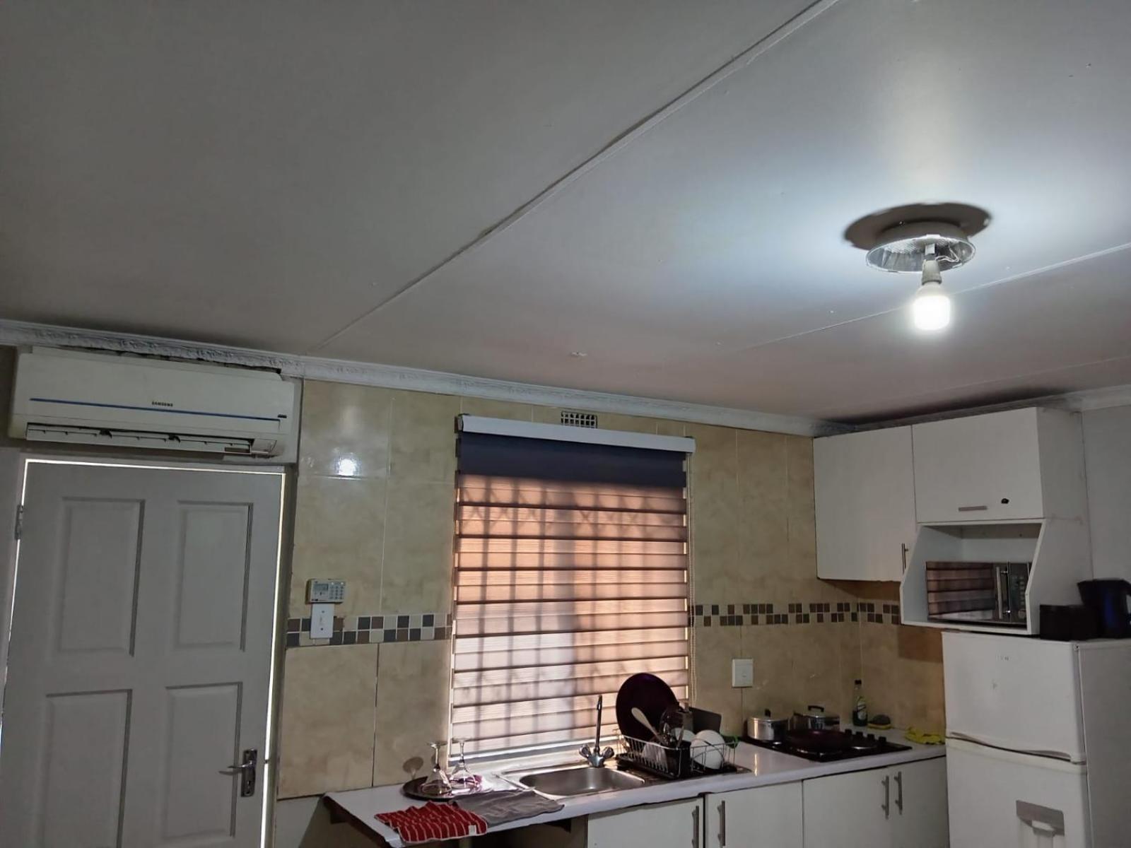 Aparthotel Gold Crown Room And Parlour Self-Catering Apartment With Balcony, Netflix & Youtube *