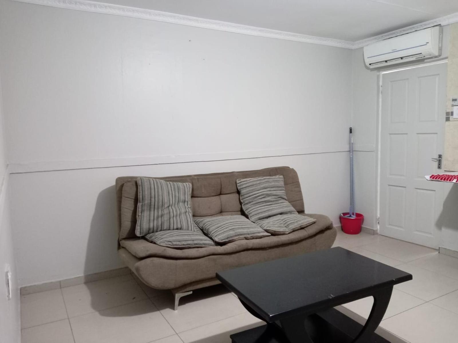 Gold Crown Room And Parlour Self-Catering Apartment With Balcony, Netflix & Youtube *