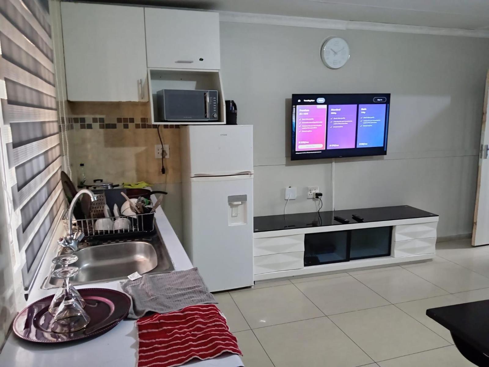 Gold Crown Room And Parlour Self-Catering Apartment With Balcony, Netflix & Youtube * Johannesburg
