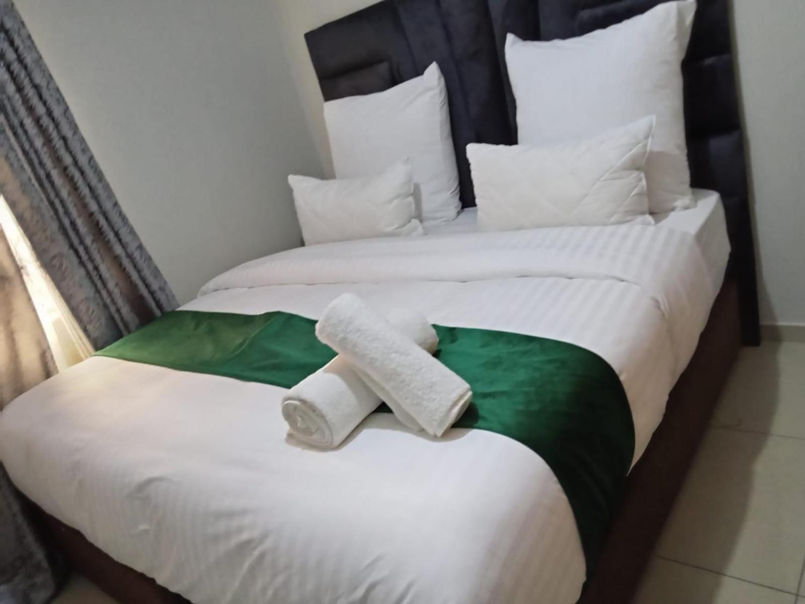 Gold Crown Room And Parlour Self-Catering Apartment With Balcony, Netflix & Youtube