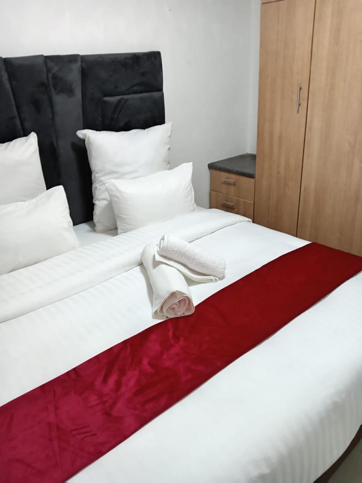 Gold Crown Room And Parlour Self-Catering Apartment With Balcony, Netflix & Youtube Aparthotel Johannesburg