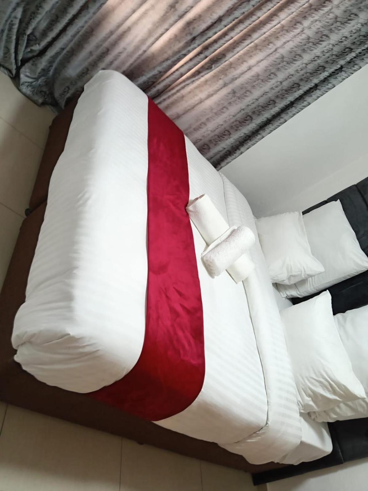 Gold Crown Room And Parlour Self-Catering Apartment With Balcony, Netflix & Youtube