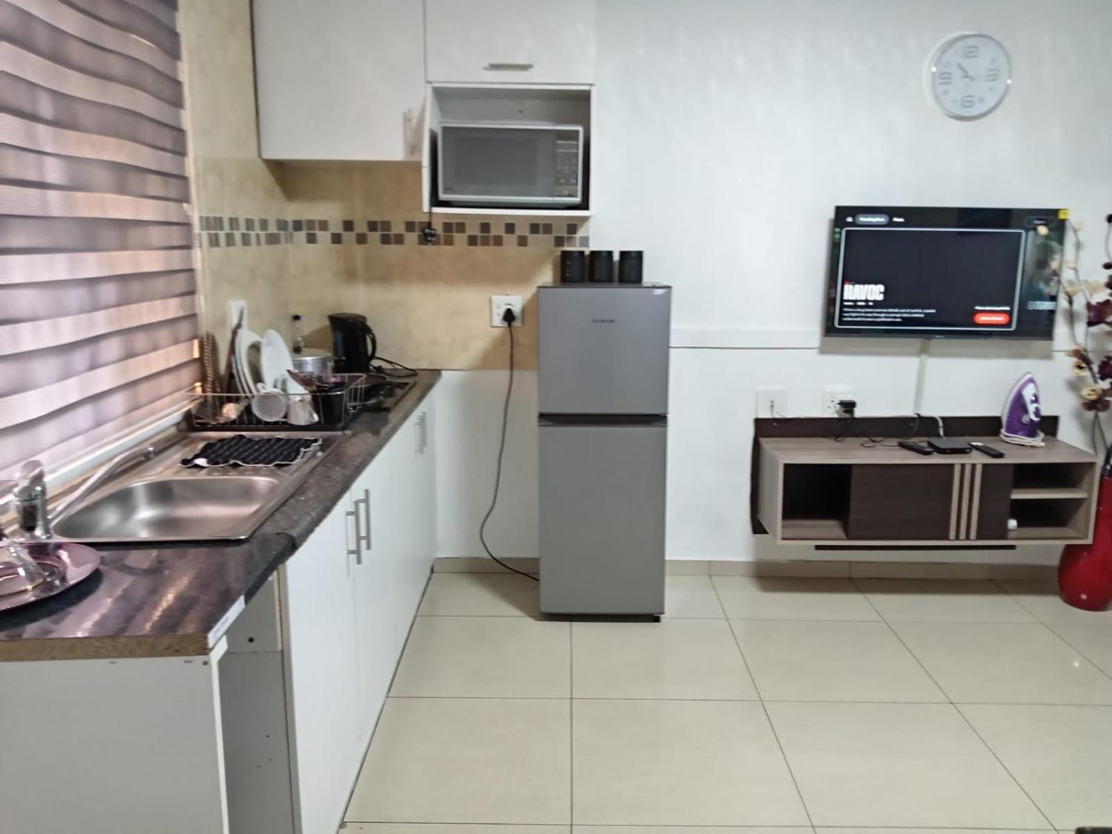Gold Crown Room And Parlour Self-Catering Apartment With Balcony, Netflix & Youtube Johannesburg