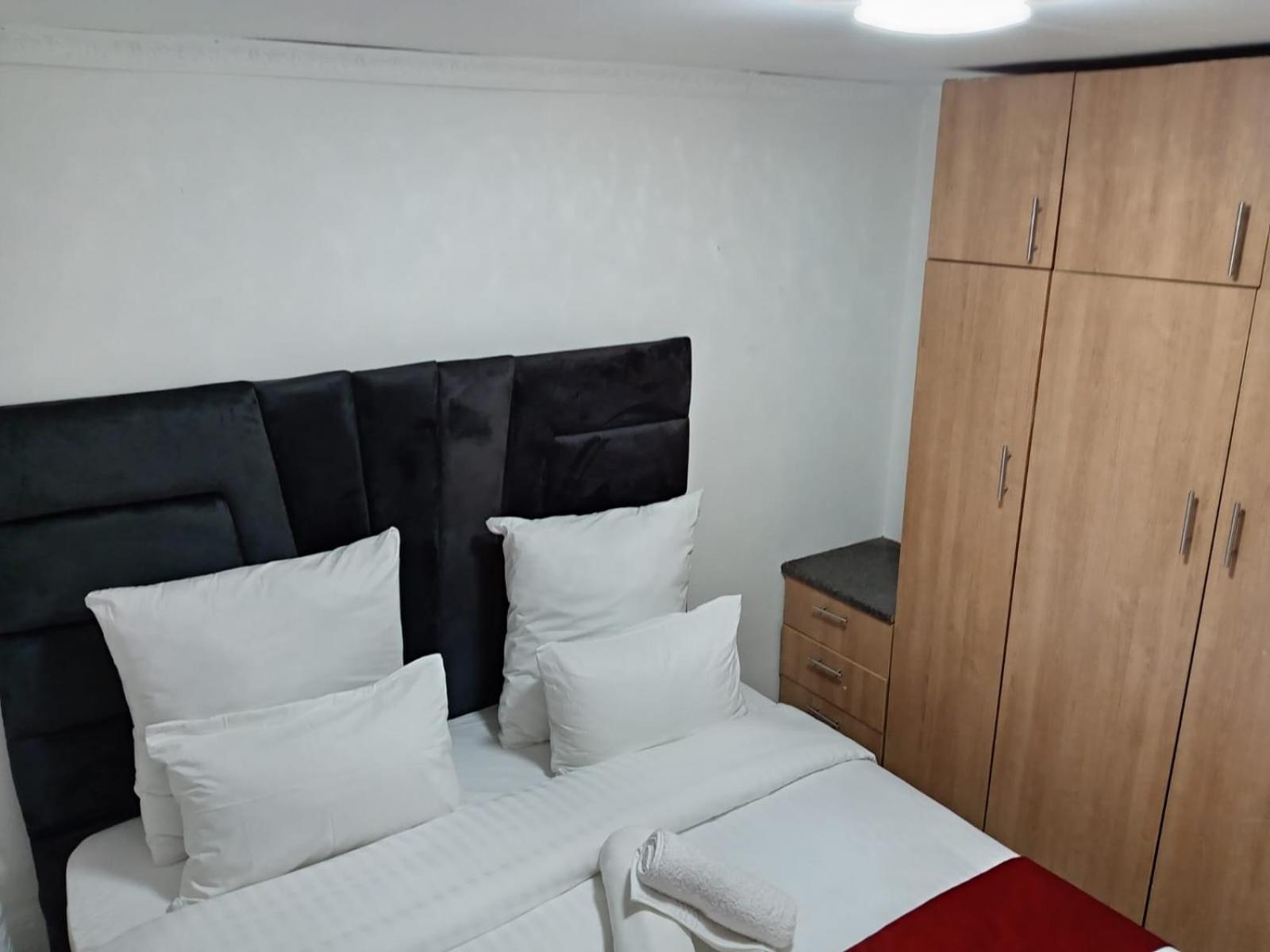 Aparthotel Gold Crown Room And Parlour Self-Catering Apartment With Balcony, Netflix & Youtube